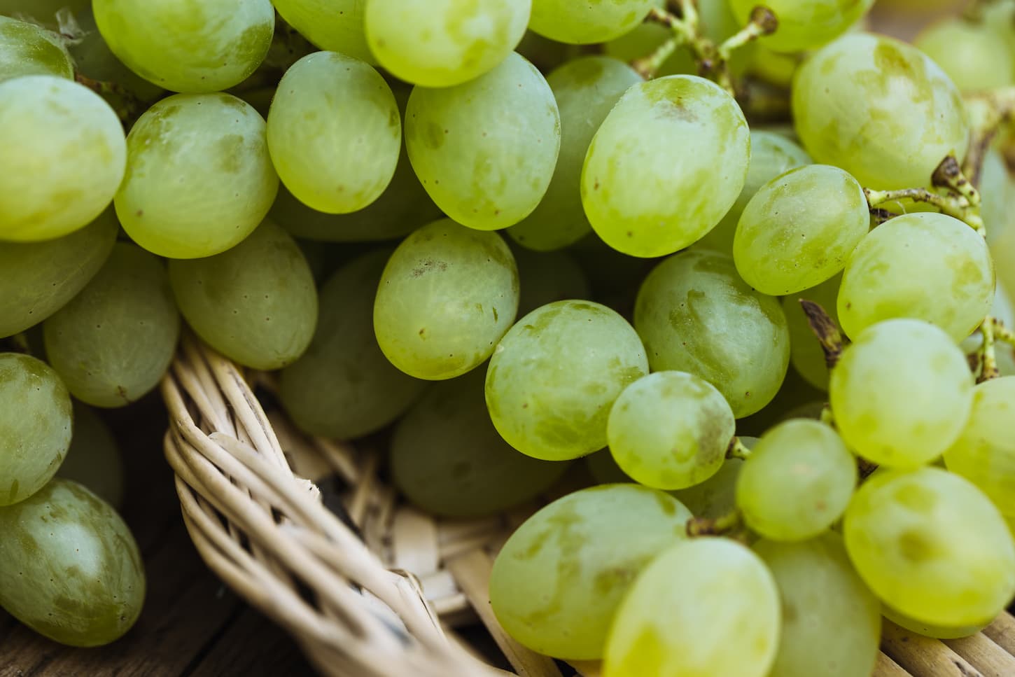 An image of ripe green grapes.